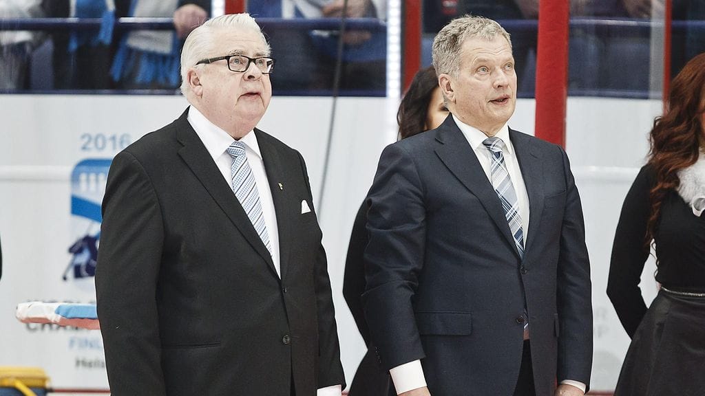 Kalervo Kummola ja tasavallan presidentti Sauli Niinistö MM-finaalissa tiistaina.