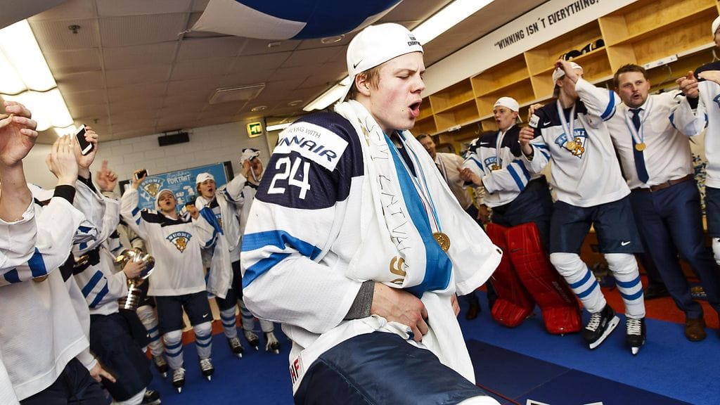 Kasperi Kapanen juhlimassa kultaa