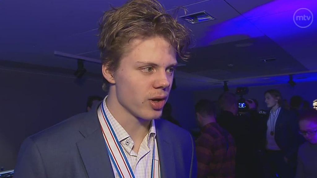 Kasperi Kapanen Nuorten Leijonien mitalikahveilla.