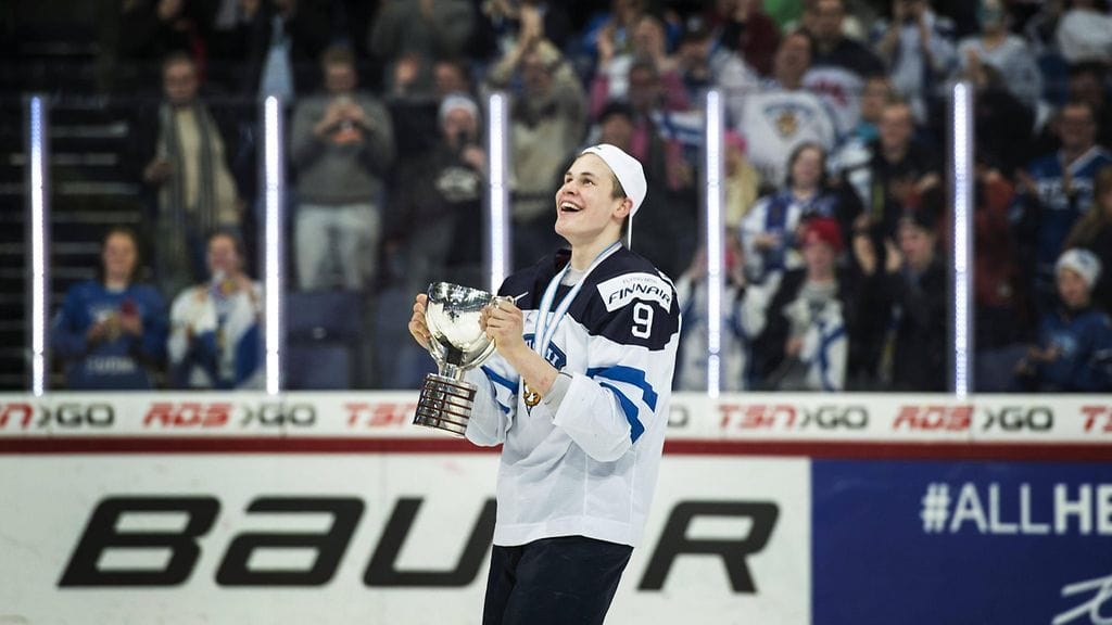 Jesse Puljujärvi nosteli MM-pokaalia tammikuun alussa. Ensi viikolla hänellä on tilaisuus toiseen mestaruuspyttyyn.