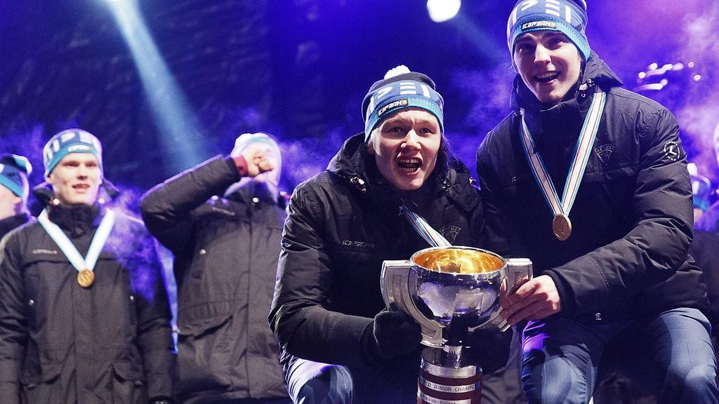 Mestaruuspysti putosi Joni Tuulolan (vas.) hyppysistä, mutta juhlat pääsivät jatkumaan.