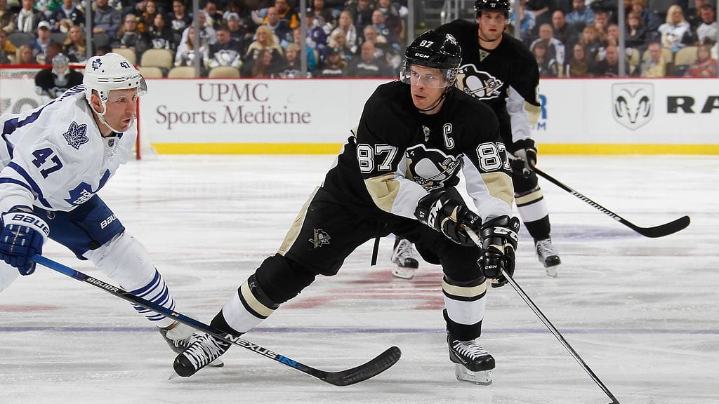 Leo Komarov varjostaa Sidney Crosbya.