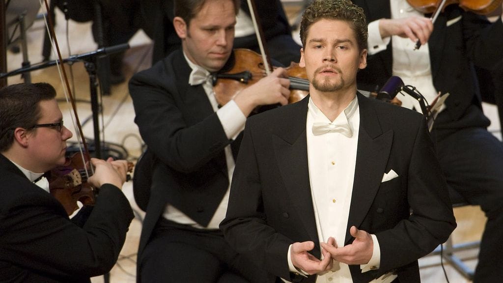 Lappeenrannan valtakunnallisten laulukilpailujen miesten sarjan voittaja Kristian Lindroos laulaa kilpailun finaalissa Lappeenranta-salissa 6. tammikuuta 2016.