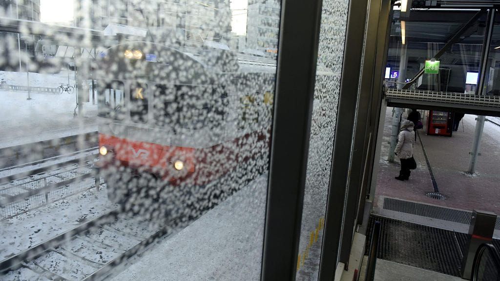Neljä junavuoroa on aamulla jouduttu perumaan sekä kauko- että lähiliikenteestä.