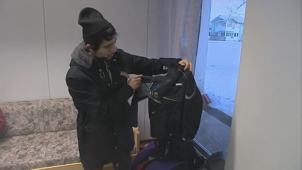 Raahen vastaanottokeskukseen lahjoituksena tulleet toppavaatteet ovat tehneet kauppansa turvapaikanhakijoille.