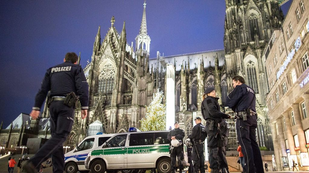 Poliiseja Kölnin tuomiokirkon edustalla 6. tammikuuta 2016.