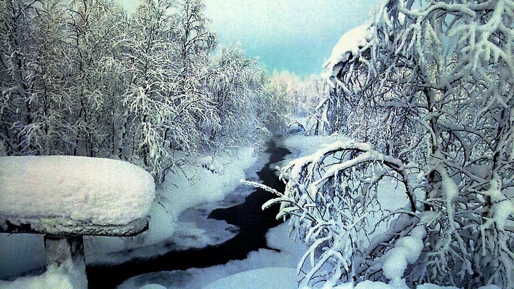 1900-luvun pakkasennätys rikottiin vuonna 1999 tammikuussa Kittilän Pokan kylässä, missä mittarin lukema painui miinus 51 asteeseen. Kuvassa maanantaina 25. tammikuuta kuvattu Pokan kylän läpi virtaava Jalkajoki joka ei ole ennätyskylmästä millänsäkään. Kaltionen joki ei ole vielä koskaan jäätynyt umpeen.