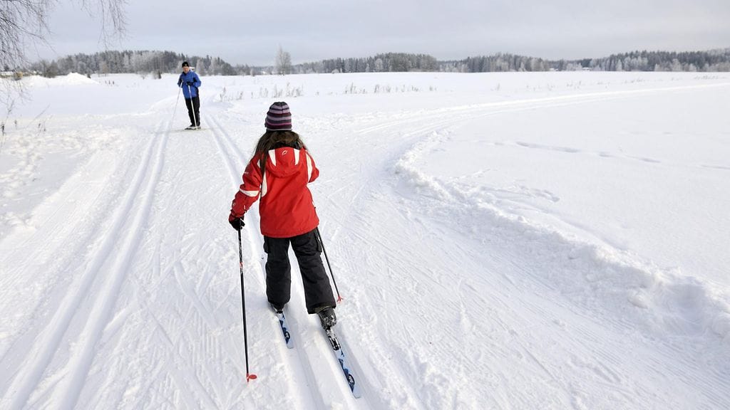 Koululaiset hiihtävät tavallisesti alle -15 asteen pakkasessa.