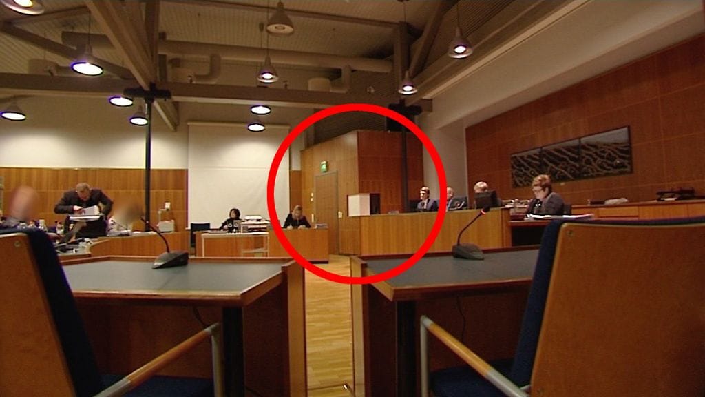 Ex-jengiläinen todisti oikeussalin piilokopissa.