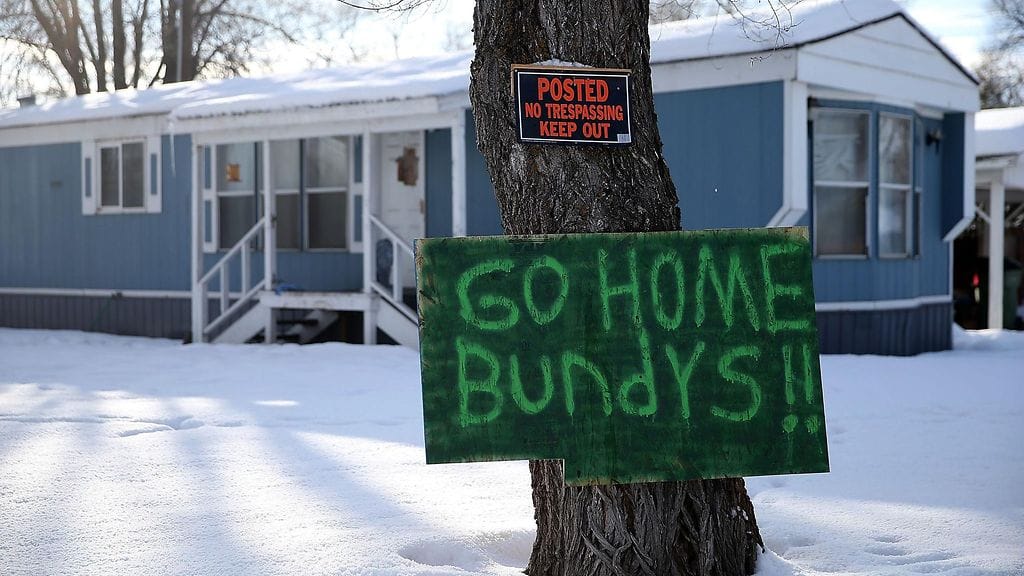 Yhdysvalloissa Oregonissa mielenosoittajat vaativat luonnonpuiston päärakennuksen vallanneita Ammon ja Ryan Bundya poistumaan paikalta 6. tammikuuta 2016.