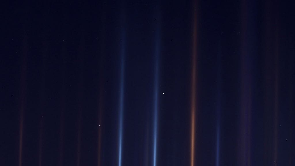 Sekä Tukholmassa että Oslossa päästiin ihailemaan loppiaisaamuna valopylväitä. Kuvituskuva, kuvan valopylväät on ikuistettu Kiinassa 30. joulukuuta 2015.