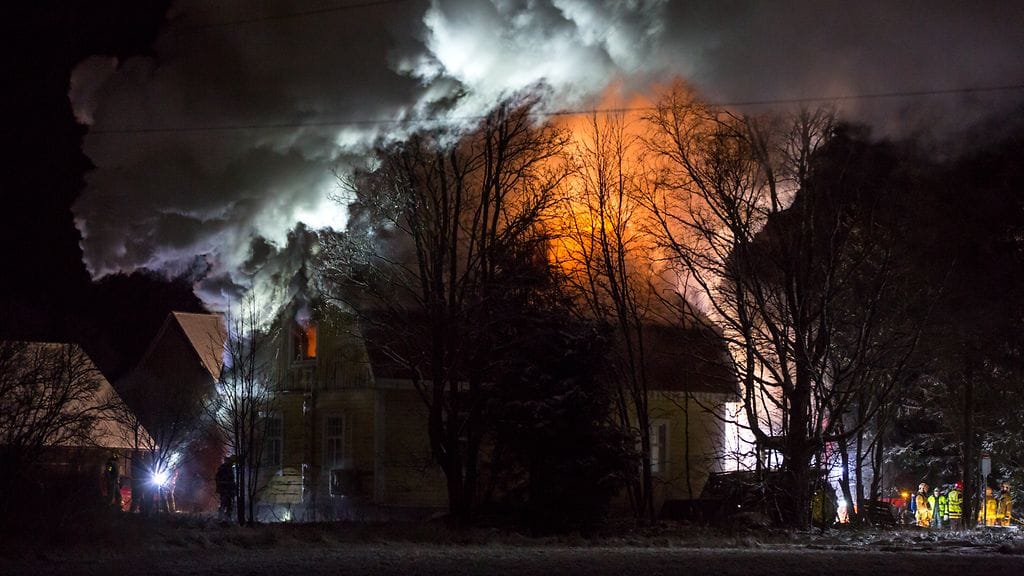 Omakotitalon palo levittä ympärilleen sankkaa savua.