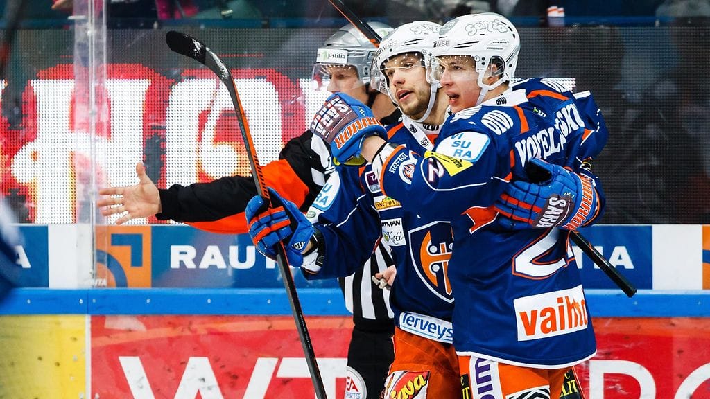 Tappara-kapteeni Jukka Peltola juhlii maalintekijä Arttu Ilomäen kanssa.