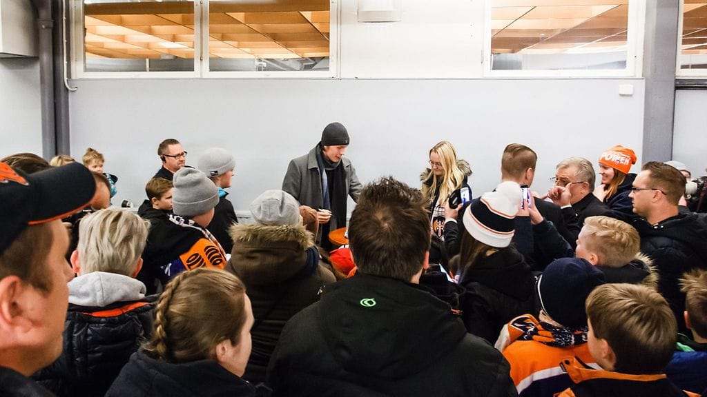 Patrik Laine jakaa nimikirjoituksia Hakametsässä