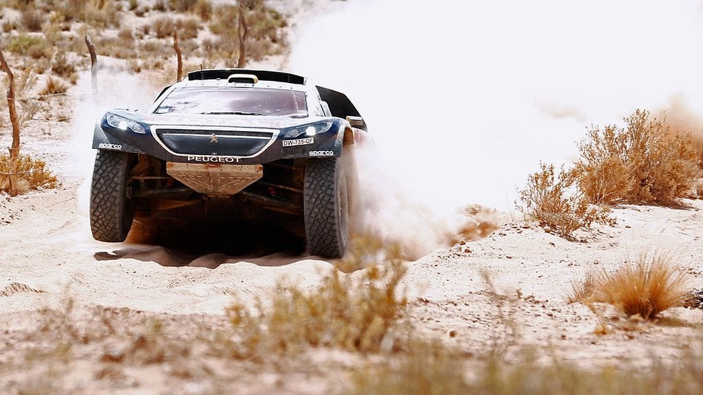 Sebastien Loeb viilettää Dakar-rallin kärjessä.