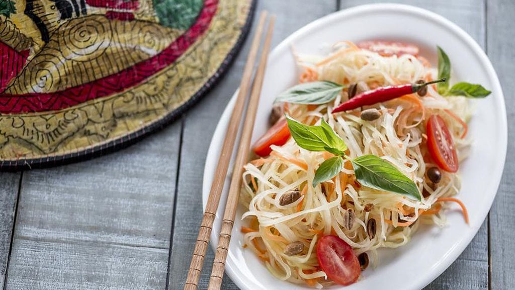 Papaijasalaatti on väriensä puolesta näyttävä ilmestys pöydässä.