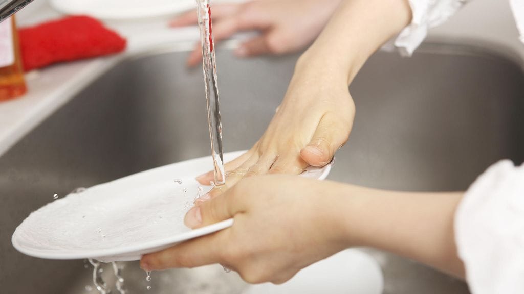 Tunnustele astioiden pintoja ja veden lämpötilaa tiskatessasi, se vähentää tutkitusti stressiä.