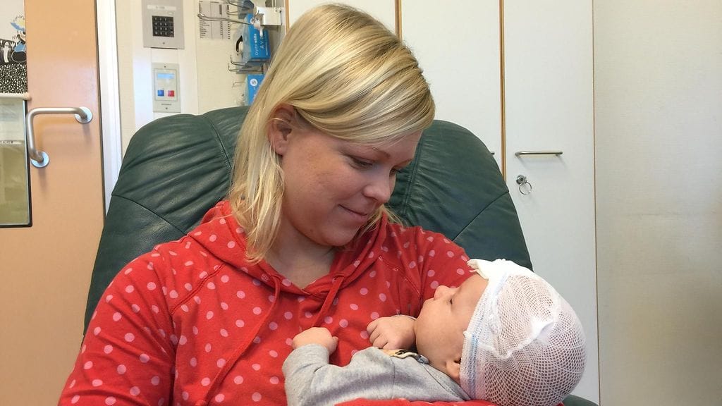 Olavi äidin sylissä