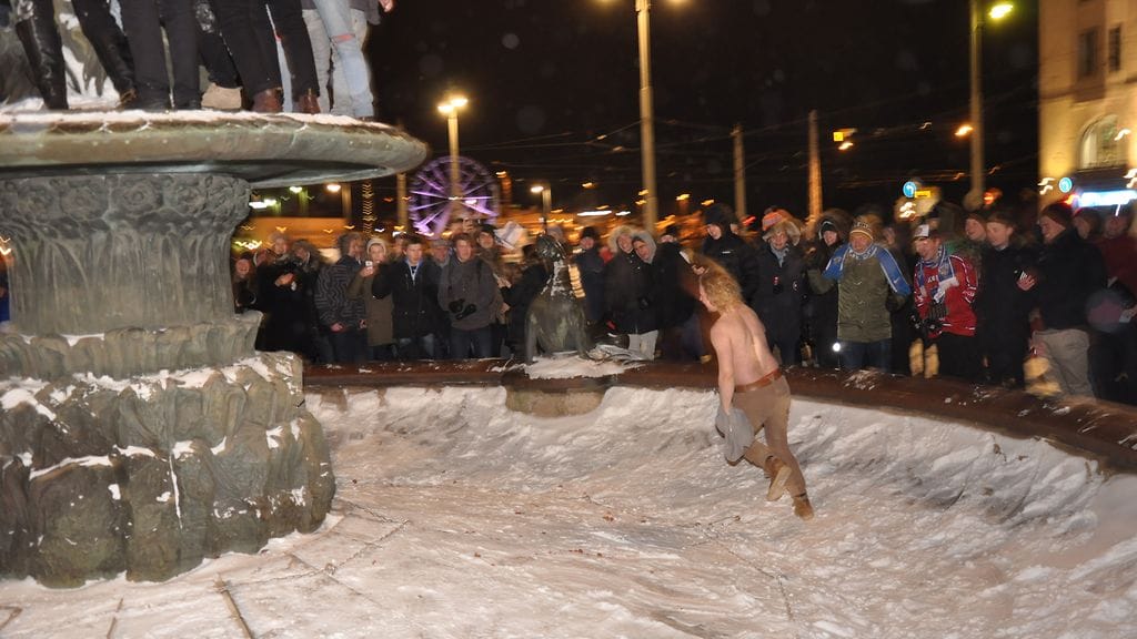 Nuorten Leijonien MM-kullan juhlintaa Manta-patsaalla.