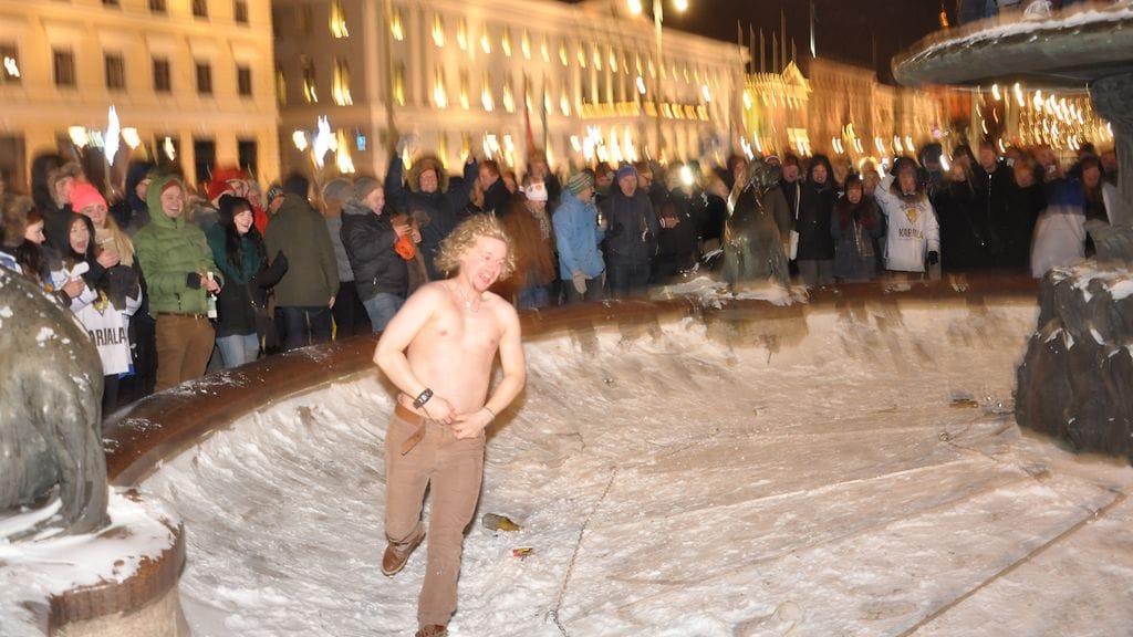 Nuorten Leijonien MM-kullan juhlintaa Manta-patsaalla.