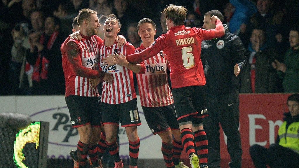 Exeterin pelaajat maalijuhlissa.