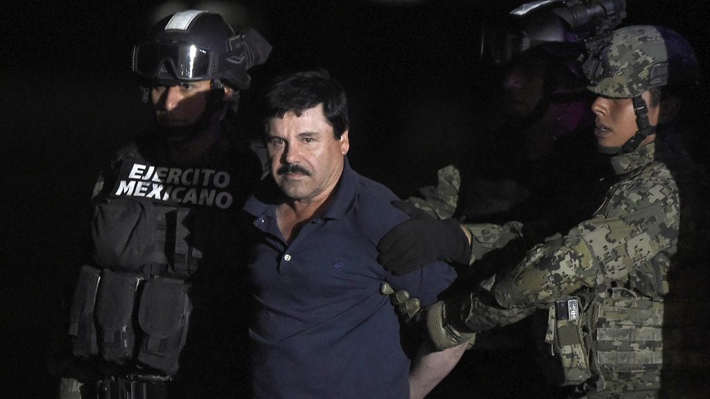 Joaquín "El Chapo" Guzmán eilen pian pidätyksensä jälkeen Los Mochisissa Meksikossa.