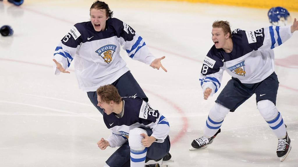 Vili Saarijärvi (oik.) oli yksi lähimmistä juhlijoista, kun Kasperi Kapanen ratkaisi mestaruuden Suomelle.