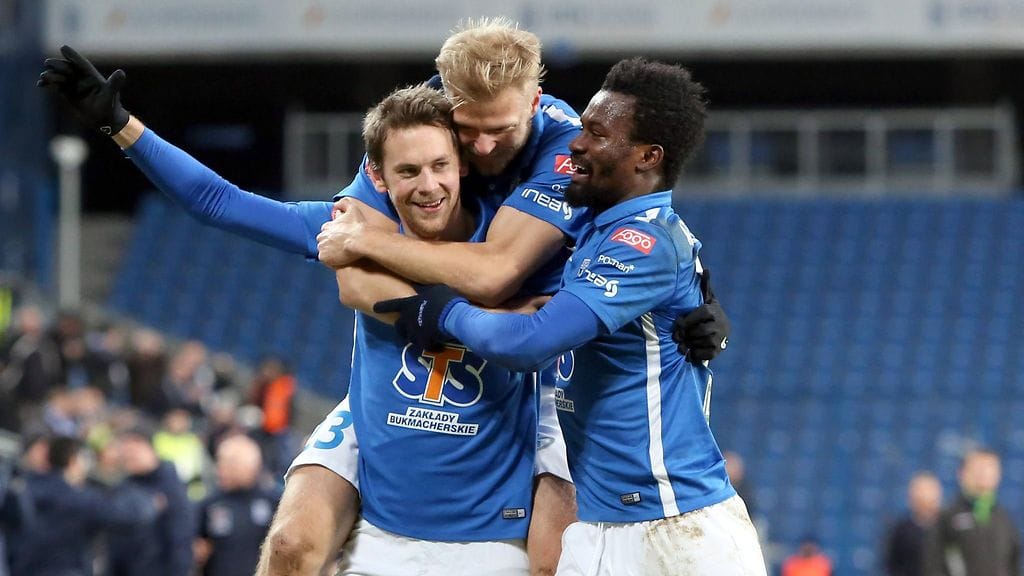 Kasper Hämäläinen, niskassaan Lech Poznanin toinen suomalaispelaaja Paulus Arajuuri. Oikealla Abdul Aziz.