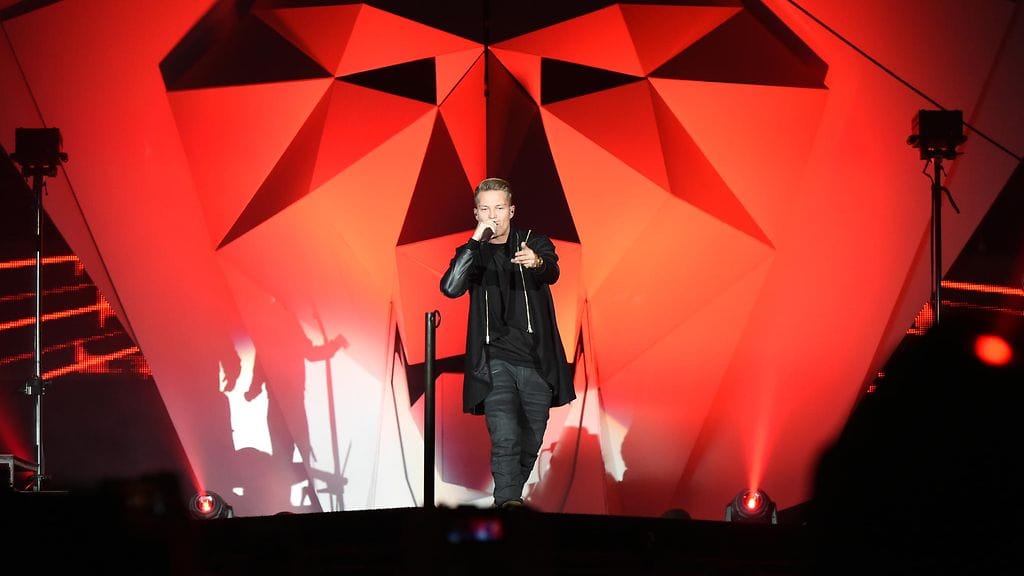 Cheekin jäähallikiertue käynnistyi Helsingin Jäähallissa 8. tammikuuta 2016.