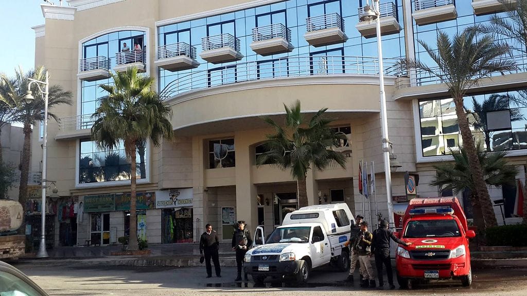 Poliisin yksiköitä hotelli Bella Vistan edustalla Hurghadassa.