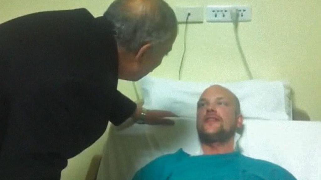 Sammie Olovsson ja Punaisen meren alueen kuvernööri Ahmed Abdullah sairaalassa.