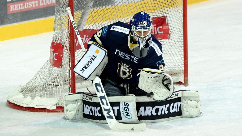 Maailmanmestari Kaapo Kähkönen torjui Bluesille kaksi sarjapistettä.