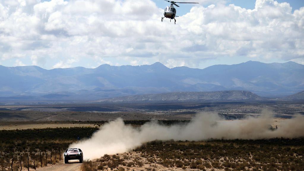 Sebastien Loeb ajaa Dakar-rallin kärjessä reilun kahden minuutin erolla Stephane Peterhanseliin.