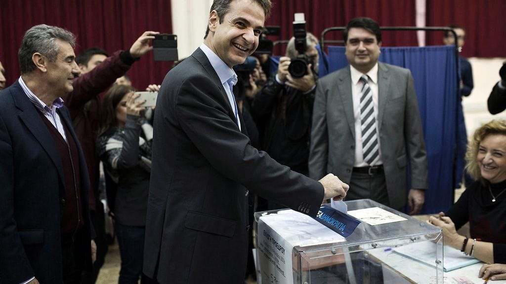 Kyriakos Mitsotakis äänestämässä 10.1.2016.
