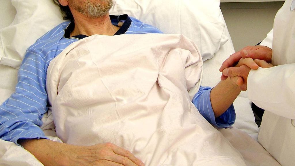 Esimerkiksi 70-vuotiaista jo puolella on perussairauksia, joiden takia syöpähoitoja täytyy harkita tarkemmin. Kuvituskuva.