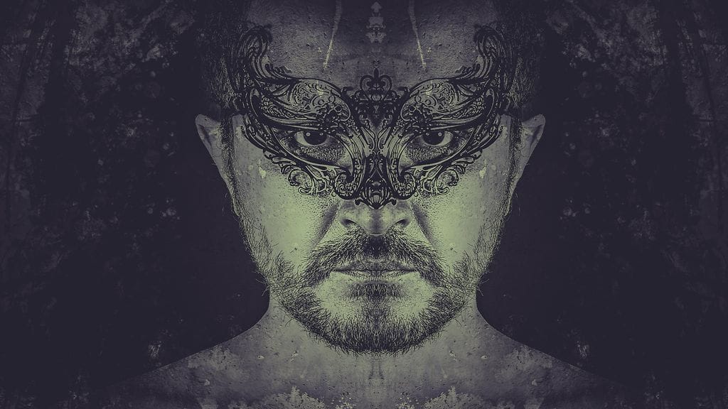 Mies maski kasvoillaan