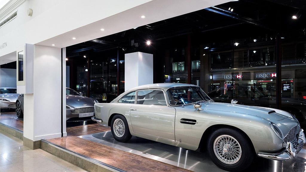 Legendaarinen Aston Martin DB5 Harrodsin näyteikkunassa.