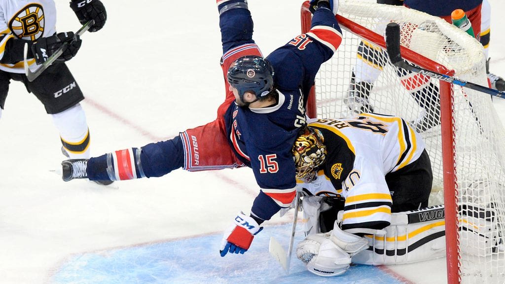 Tanner Glass rymähti Tuukka Raskin niskaan maanantain kierroksella.