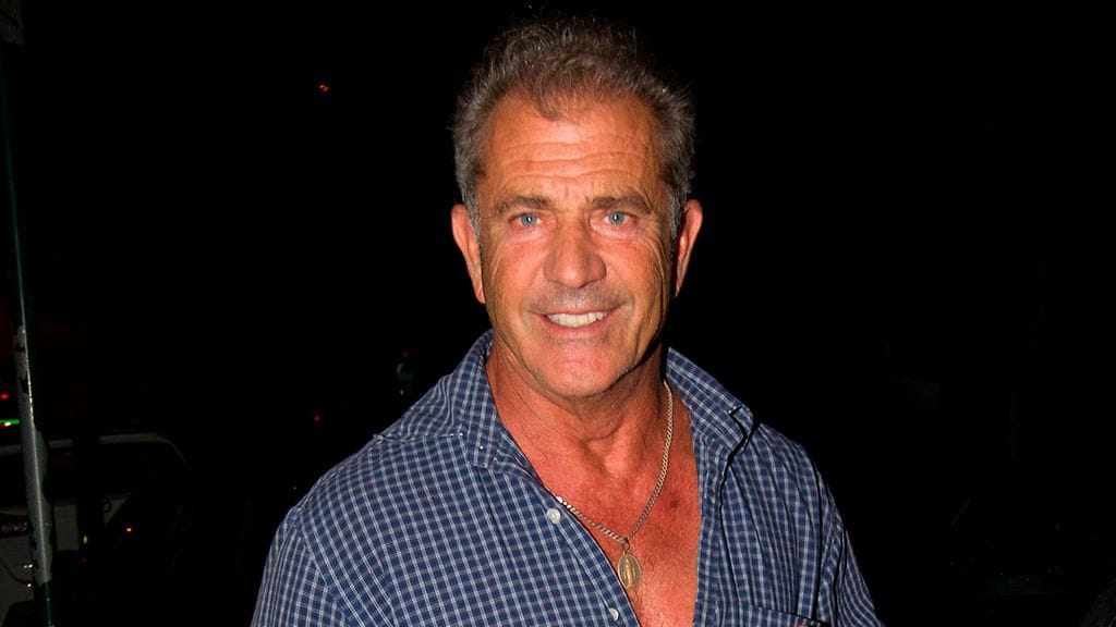 Mel Gibson viihtyy itseään nuoremman naisen seurassa.