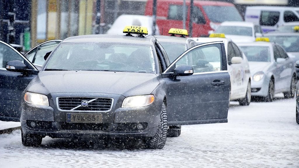 Helsingin keskustan kapeat kadut ovat talvisin haastavia myös taksikuskeille.