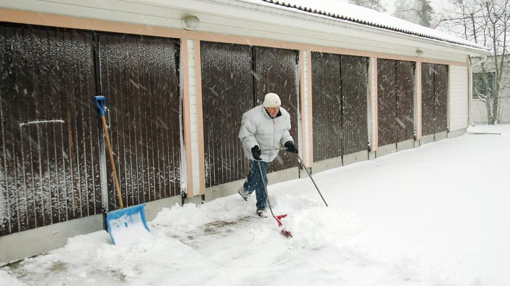 Lunta kannattaa työntää, ei lapioida.