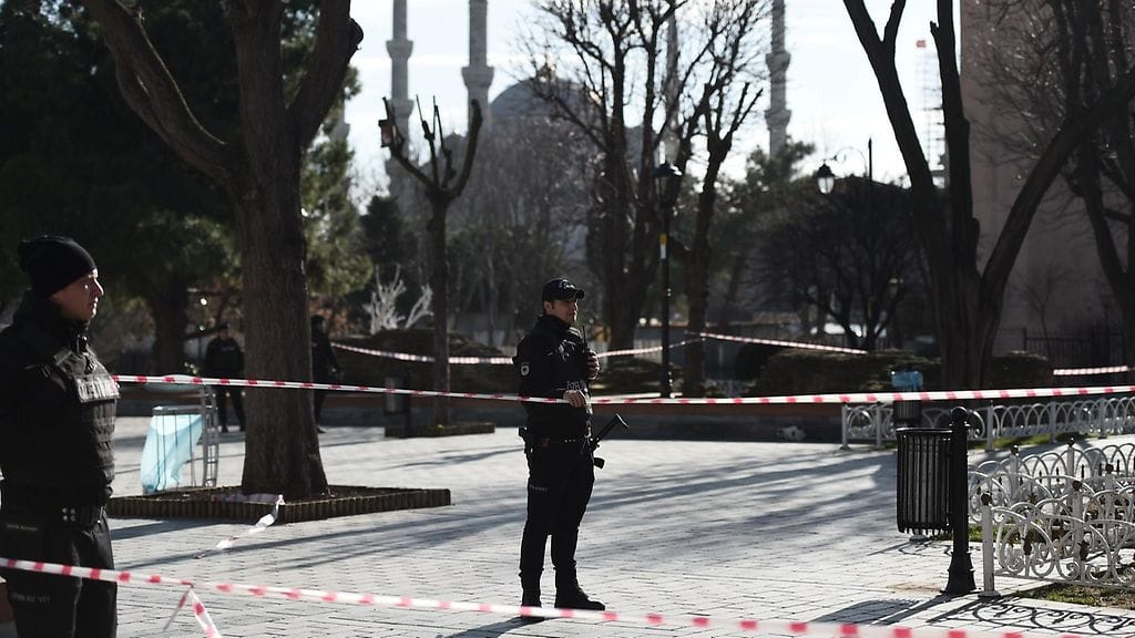 Poliisi vartioimassa Sinisen moskeijan alueella Istanbulissa iskun jälkeen.