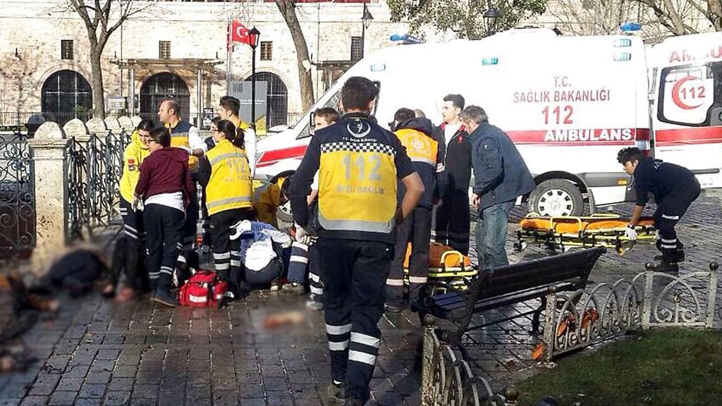 Istanbulissa sattuneessa pommi-iskussa on kuollut 10 henkilöä ja haavoittunut lukuisia. Kuvasta sumennettu raakaa materiaalia.