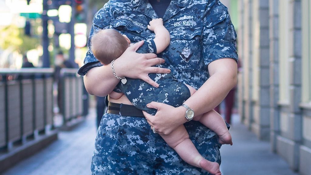 Hyväksyttävää vai ei? Naissotilaan imetyskuva aiheutti somemyrskyn.