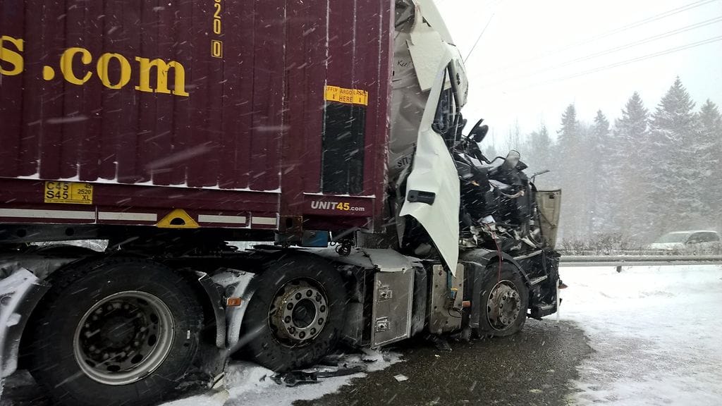 Rekka ajoi aamupäivällä toisen rekan perään Kehä 3:lla.