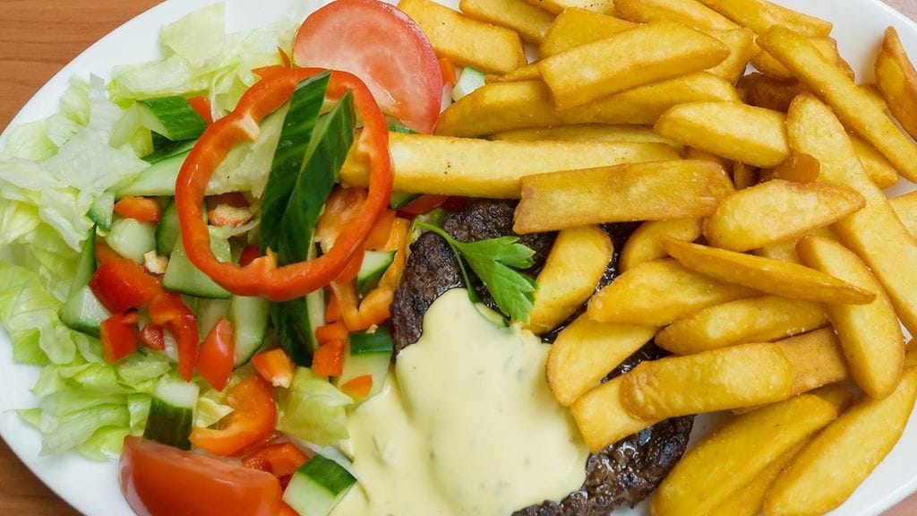 Älä osta valmiina kaupasta – kokeile bearnaisekastikkeen valmistamista itse.