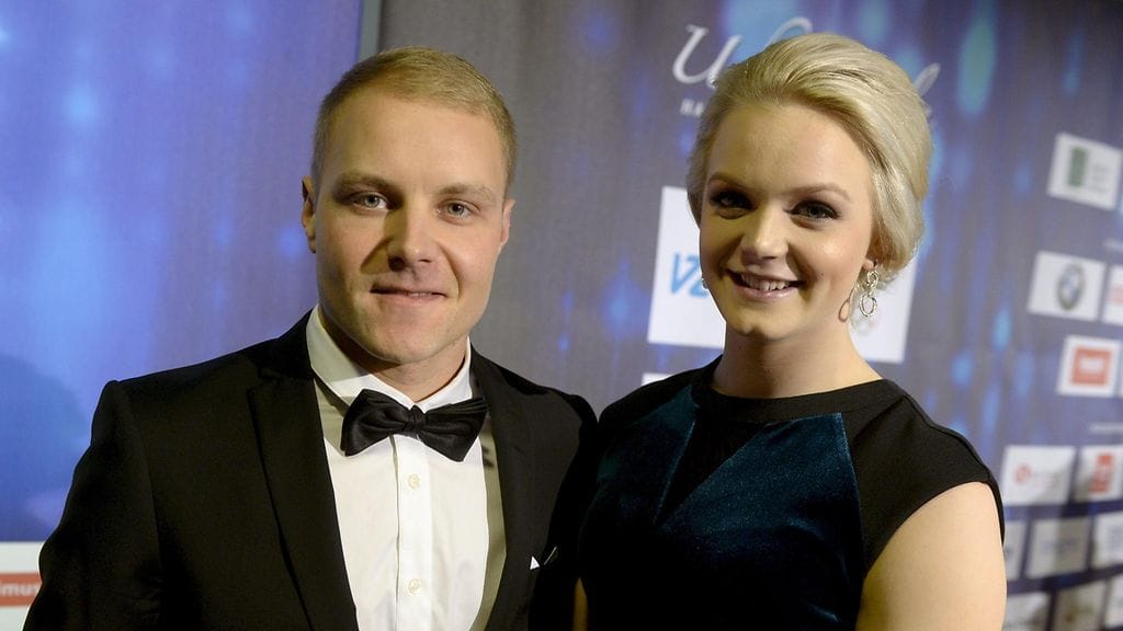 Valtteri Bottas edusti Urheilugaalassa kihlattunsa Emilia Pikkaraisen kanssa.