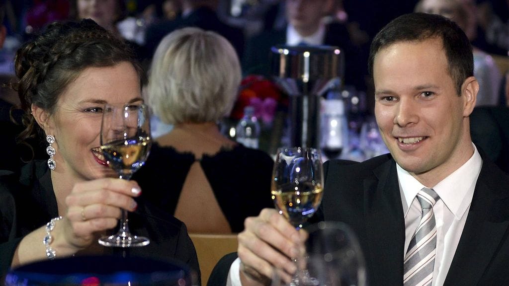 Vuoden Urheilija Tero Pitkämäki kohotti maljan puolisonsa Nina Kelon kanssa.