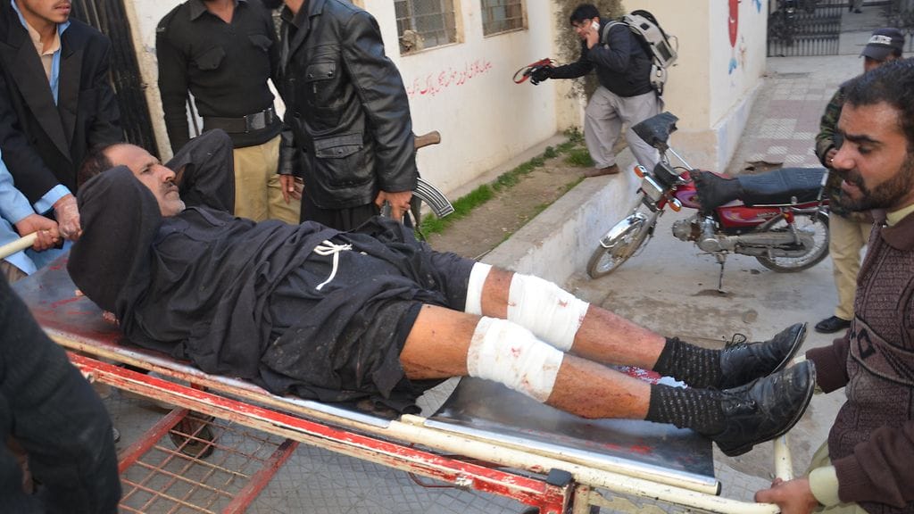 Pakistanilainen turvallisuusviranomainen saa hoitoa sairaalassa Quettassa sen jälkeen kunpoliorokotuksia tarjoavaan keskukseen tehtiin pommi-isku 13.1.2015.