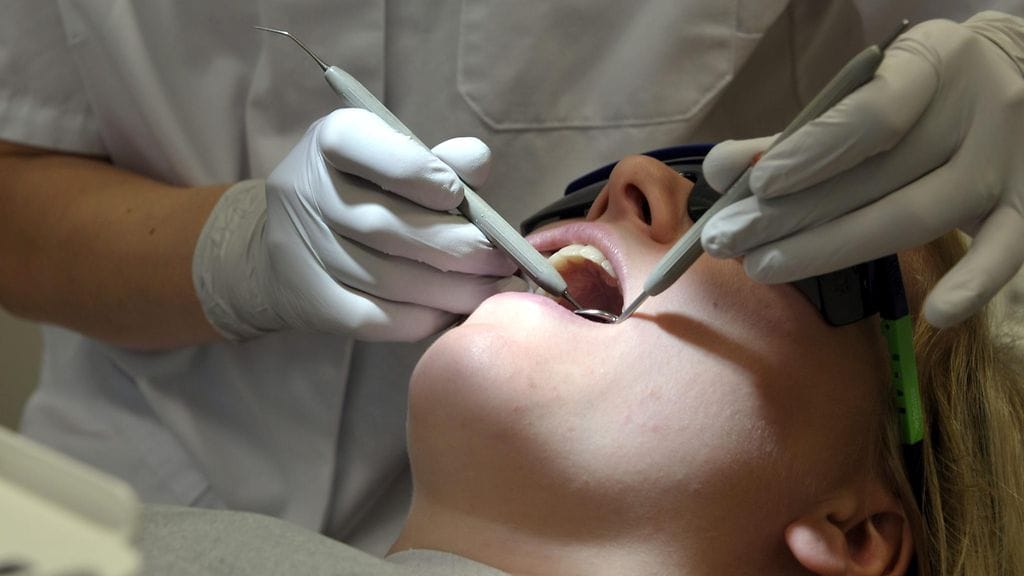 Hampaat on hoidettava hammaslääkäripelosta huolimatta. Kuvituskuva.
